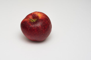 Czerwone jabłko na białym tle