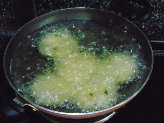 Frying pan frying food