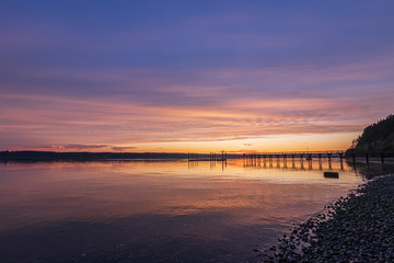 Obraz premium sun setting over a long fishing dock