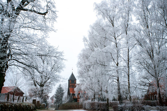 Kleine Fachwerkkirche im Winter in Deutschland