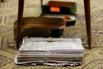 Alte Zeitungen in der Wohnung eines alten Mannes