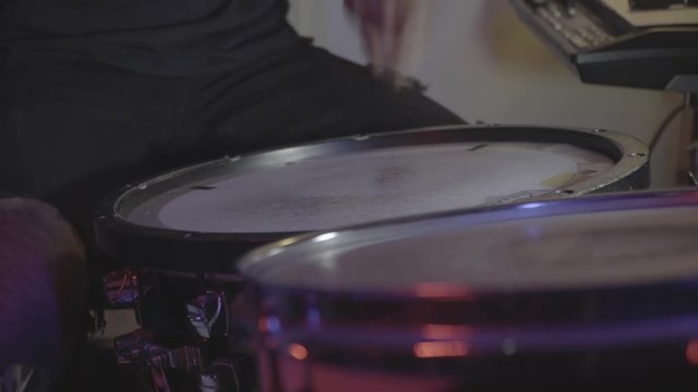 playing music rythmic on drum