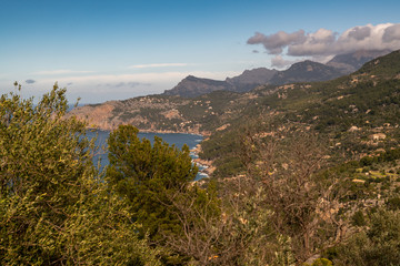 Blick von einem Berg auf das Meer in Mallorca