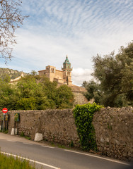 Fototapeta na wymiar Anfahrt zu einem Dorf in Spanien mit Blick auf die alte Kirche