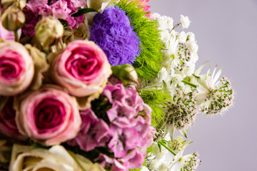 rose colorate e fiori composizione floreale con verde per sposi matrimonio