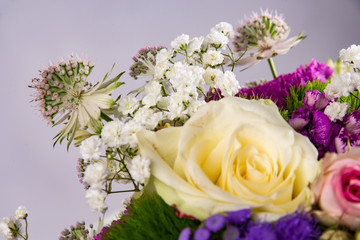 rose colorate e fiori composizione floreale con verde per sposi matrimonio
