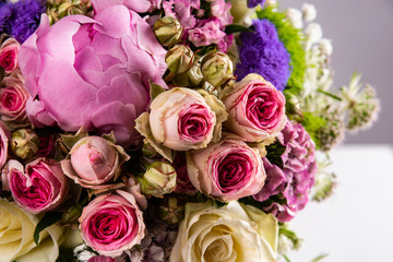 Obraz na płótnie Canvas rose colorate e fiori composizione floreale con verde per sposi matrimonio