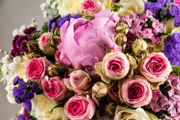 rose colorate e fiori composizione floreale con verde per sposi matrimonio