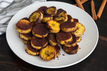 Caramel Cinnamon Baked Plantains: Baked plantain slices covered in cinnamon and palm sugar 