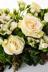rose bianche e fiori composizione floreale con verde per tavolo sposi matrimonio