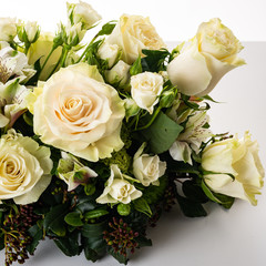 rose bianche e fiori composizione floreale con verde per tavolo sposi matrimonio