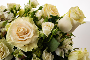 rose bianche e fiori composizione floreale con verde per tavolo sposi matrimonio