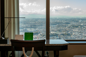 シティホテルの部屋の机から街を見下ろす
