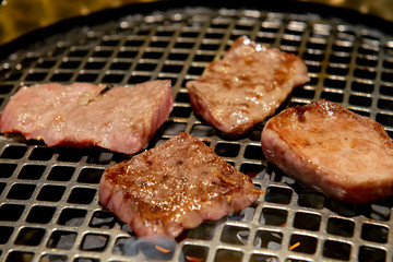 カルビを網の上で焼いている