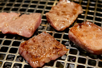焼肉店　カルビを網の上で焼いている