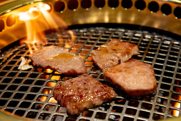 焼肉店　カルビ　炎