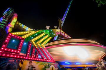 manège tournant dans une fête foraine du centre-ville de Nantes en France la nuit