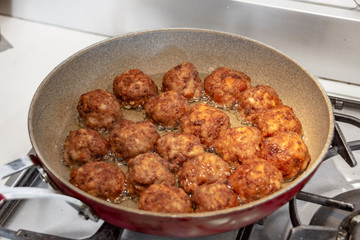 Cooking meatballs in oil