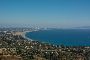 Fototapeta na wymiar Vista aerea de Santa Monica y alrededores, California. Paisaje de playa y ciudad. Océano Pacifico.
