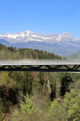 Vue sur le pont de contournement. Chaîne des Arravis. Alpes françaises. Saint-Gervais-les-Bains. Haute-Savoie. France.