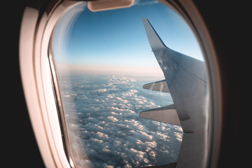 Voyage en avion depuis hublot - aile et nuages