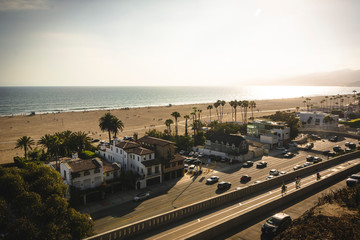 Casas de playa en Santa Monica, California. Atardecer en la costa oeste de Estados Unidos.