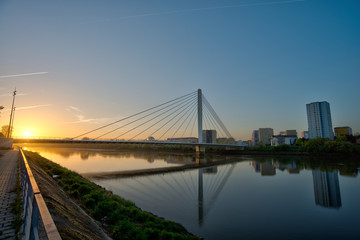Fototapeta na wymiar nouveau pont du centre-ville de Nantes sur le fleuve de la Loire avec lever du soleil