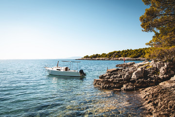 Bateau de pêche sur une plage de méditerranée sur l'île de Rab en Croatie