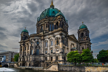 Fototapeta na wymiar catedral reconstruida de de Berlin
