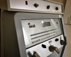 Ein altes Spannungsmessger&auml;t mit Anzeigen