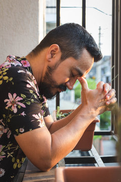 hombre con barba orando