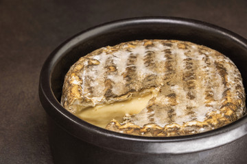 Fromage très affiné et vieux tomme de chèvre coulante dans un pot en céramique