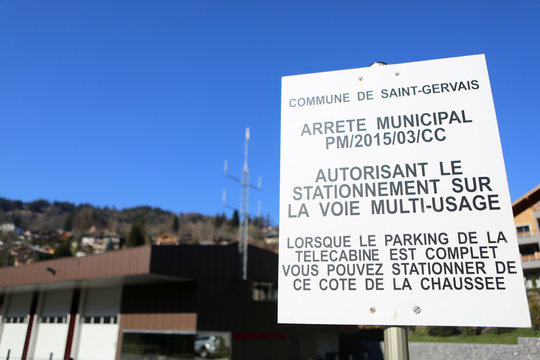 Panneau mentionnant un arr&ecirc;t&eacute; municipal autorisant le stationnement sur la voie multi-usage. Caserne des pompiers. Alpes fran&ccedil;aises. Saint-Gervais-les-Bains. Haute-Savoie. France.