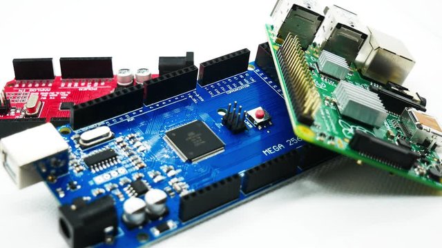 Kameraschwenk &uuml;ber Mikrocontroller, die auf einer wei&szlig;en Fl&auml;che gestapelt liegen