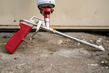 Professional gun for aerosol, insulating foam, with a balloon.