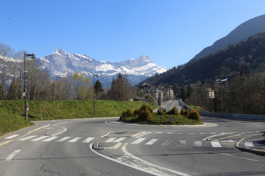 Rond point sur le pont de contournement. Alpes fran&ccedil;aises. Cha&icirc;ne des Aiguilles de Warens. Saint-Gervais-les-Bains. Haute-Savoie. France.