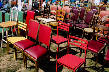 accumulation de chaises diverses