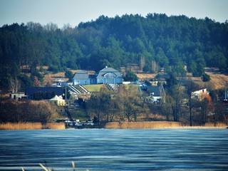 Wzgórza za jeziorem zimą © Maciek