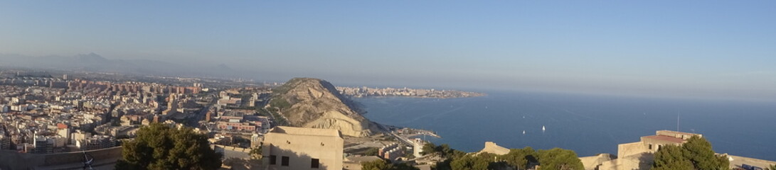 Fototapeta na wymiar Fortress and the city of Alicante in Spain