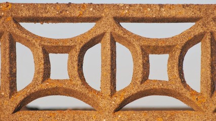 Kształt betonowego płotu na tle nieba © Maciek