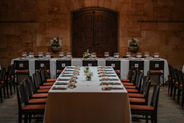 Mesa de restaurante con platos vasos y sillas