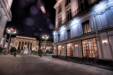 place Graslin avec ancien bâtiment de colonnes et fontaine dans la vieille ville de Nantes en...