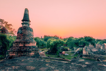 Magnífico atardecer al pie de una pagoda en el templo Wat Ratchaburana, en Ayutthaya.