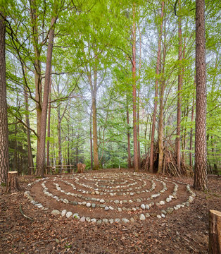 Steinlabyrinth, Schmiding, Panorama, Schildthurn, Zeilarn, Rottal-Inn, Niederbayern, Bayern, Deutschland, Steinkreis, Mystischer Ort, Spiritualit&auml;t, Ritual, Selbstfindung, Heilung, Feen