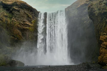 Selbstklebende Fototapeten Very famous and dramatic waterfall Skogafoss in Iceland © tavi004