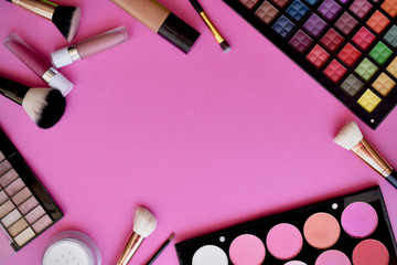 Maquillajes sobre fondo rosado
