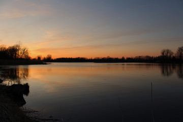 Naklejka premium sunset on the lake