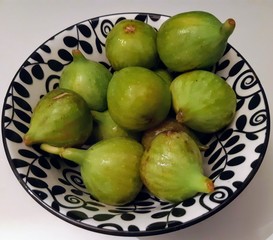 green figs in a bowl