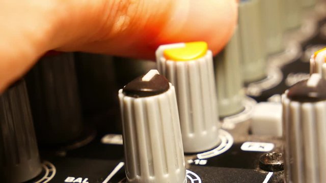 Bedienung eines Mischpults mit Darstellung des Equalizers