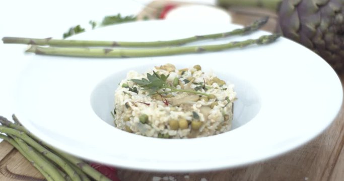 Riso basmati con asparagi, carciofi, piselli e prezzemolo: ricetta vegetariana